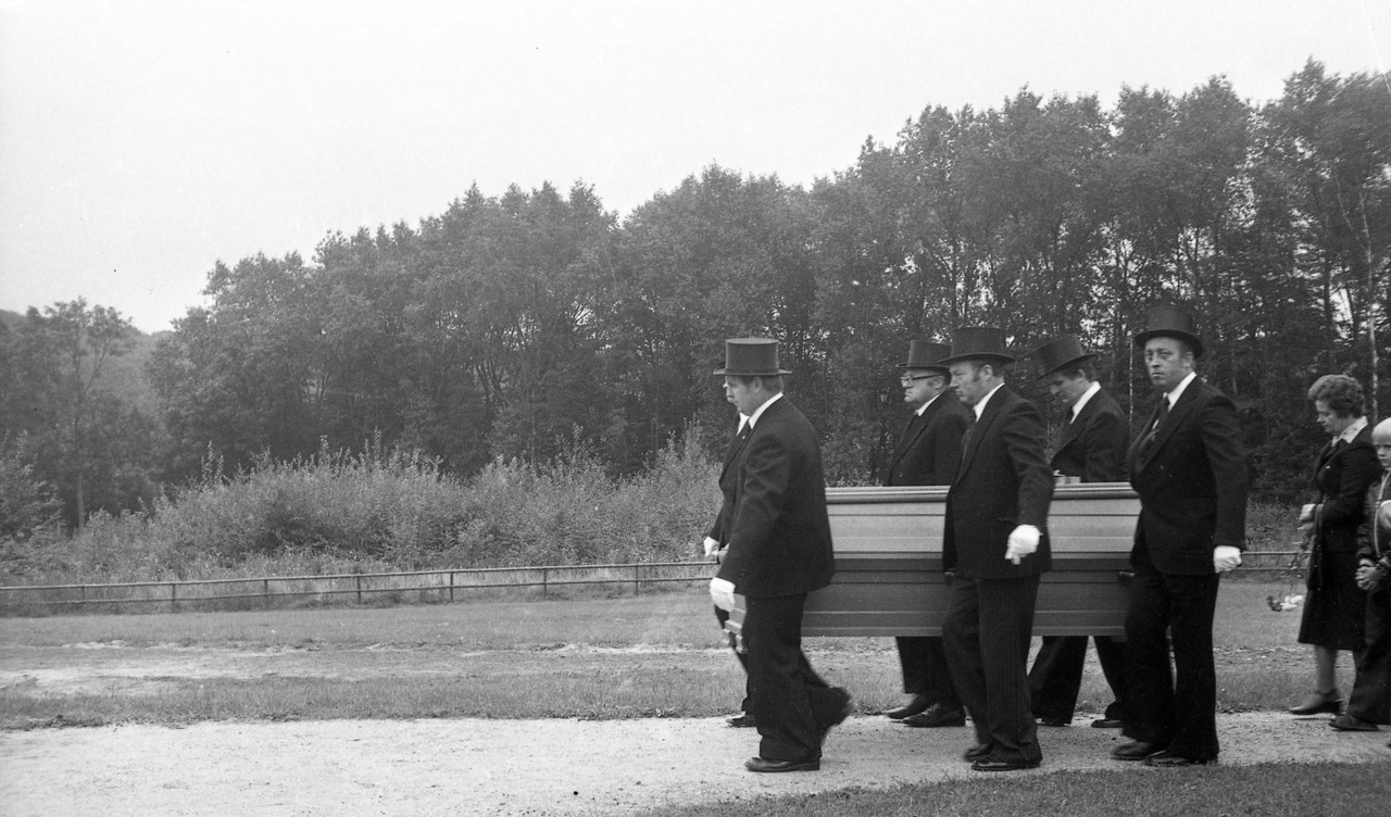 Ob dieser Sarg aus Eichenholz gefertigt war, ist auf den ersten Blick nicht zu erkennen. Beerdigung in Münster-Nienberge, um 1970, Fotograf: Adolf Risse, Archiv für Alltagskultur in Westfalen, 2010.01393.