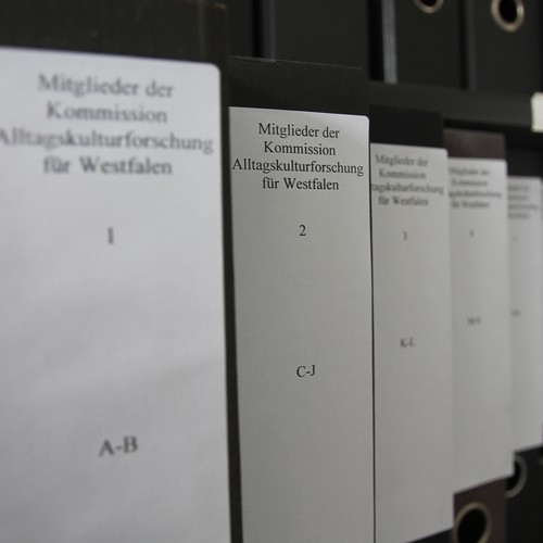 Ordnerrücken mit der Aufschrift "Mitglieder Kommission Alltagskulturforschung für Westfalen". Foto: Floyd/LWL.