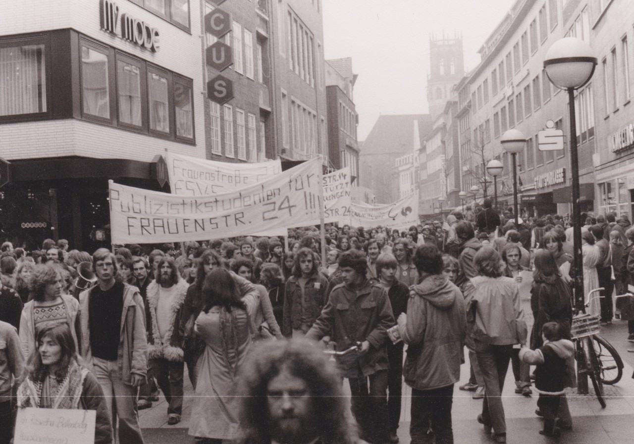 Spontandemonstration am 21. Februar 1981 gegen Wohnraumspekulation und für den Erhalt der Frauenstraße 24, Stadtarchiv Münster, Depositum F24.