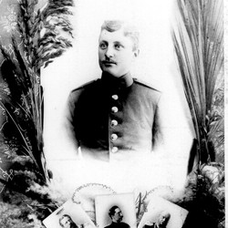 Portrait eines Mannes, dekoriert mit Pflanzen und drei Abbildungen von Herrschern. (vergrößerte Bildansicht wird geöffnet)
