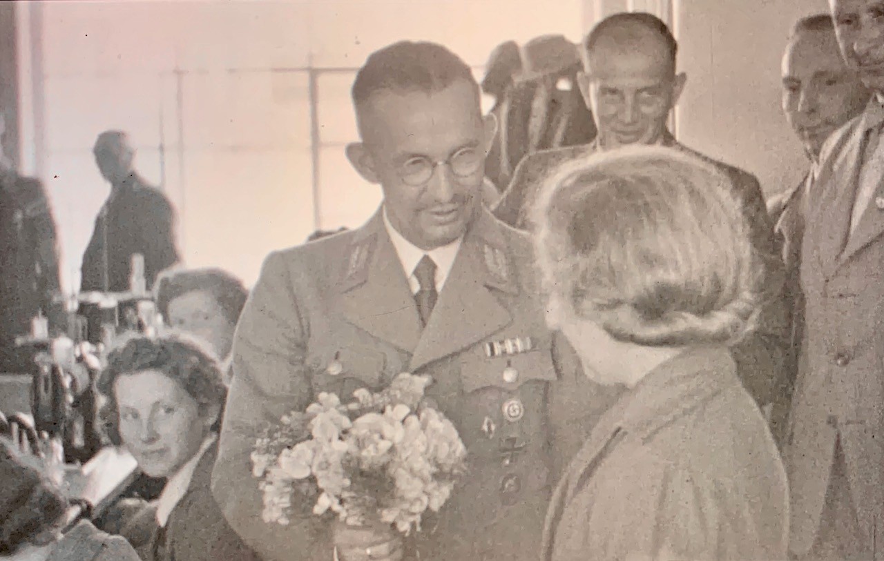 Blumen für den Gauleiter. Alfred Meyer war zu Besuch in Elverdissen (Filmausschnitte Familienarchiv Ahlers).
