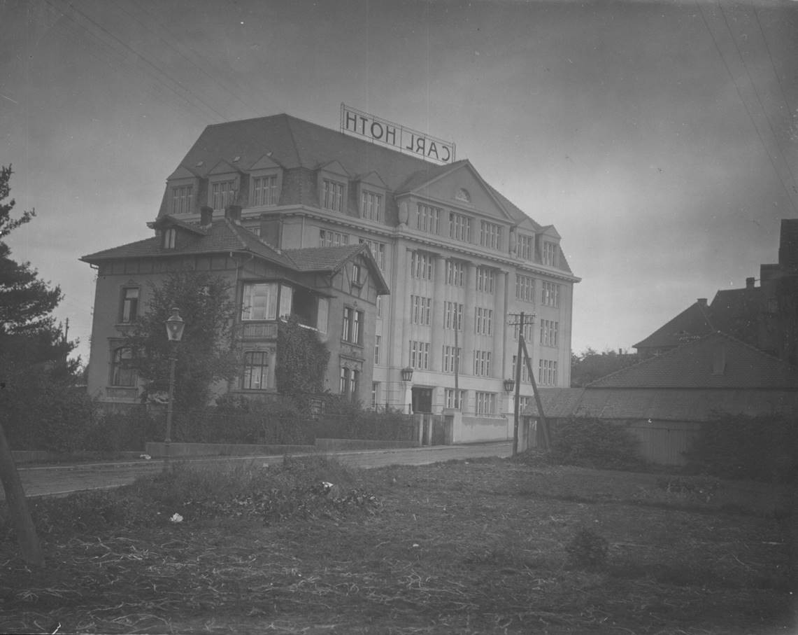 Das Verwaltungsgebäude der Firma Carl Hoth an der Wittekindstraße im Jahr 1924. Tengelmann übernahm den Betrieb Ende der 1920er Jahre. Die Villa im Vordergrund ist verschwunden (Foto: Kommunalarchiv Herford).