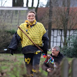 Geck und heimlicher Beobachter. Foto: Birgit Baumann. (vergrößerte Bildansicht wird geöffnet)