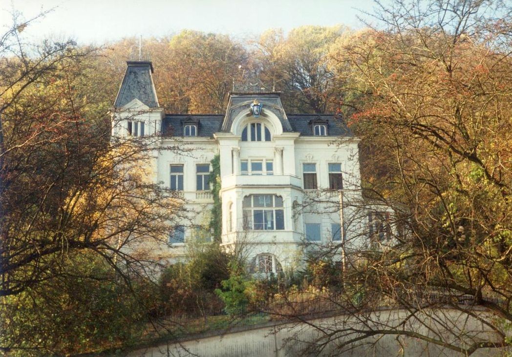 Die Villa Schöning stand am Fuße des Amtshausbergs in Vlotho. 1898 erbaut, diente sie nach dem Krieg als Unterkunft für hochrangige Offiziere der US-Armee. Später bewohnten auch britische Offiziete die Villa, die später zu einem Altenheim umfunktioniert wurde, ehe sie immer weiter verfiel und 2011 schließlich einem Brand zum Opfer fiel. Foto: Sammlung Inge Wienecke.