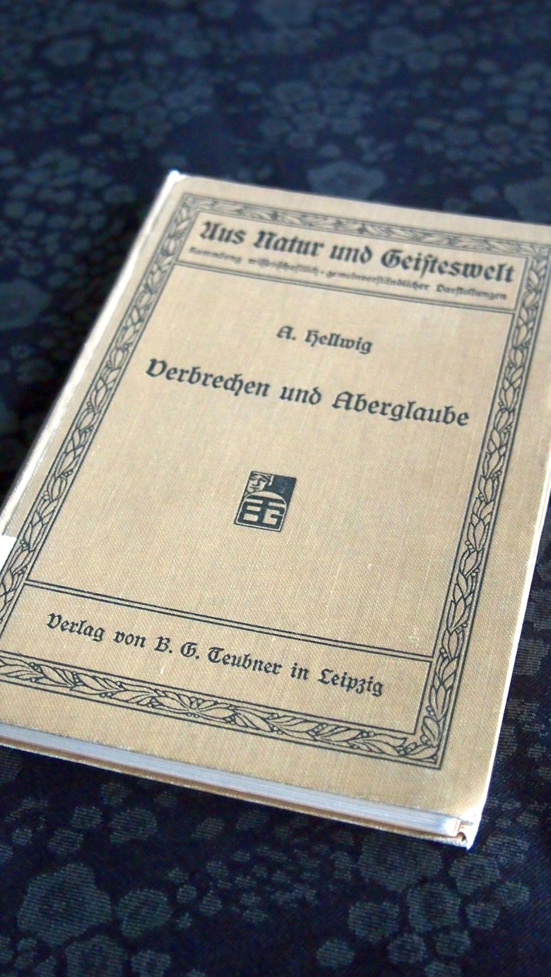 Retzlaff verweist in seinem "Kleinen Polizeihandbuch" auf die Studie „Verbrechen und Aberglaube. Skizzen aus der volkskundlichen Kriminalistik“ des Juristen und Kriminologen Albert Hellwig.