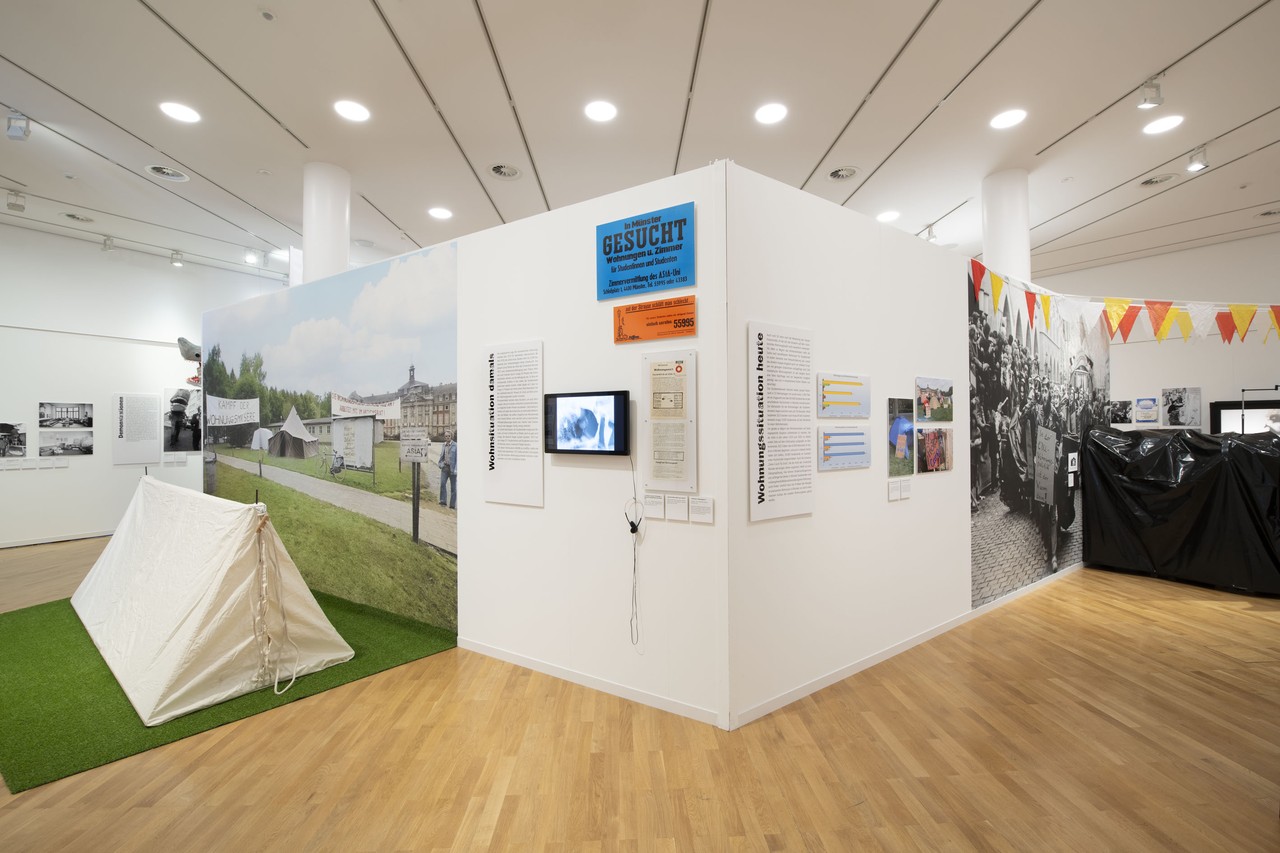 Blick in die aktuelle Sonderausstellung „F24. Geschichte der Frauenstraße 24“ im Stadtmuseum Münster, Foto: Stadtmuseum Münster.