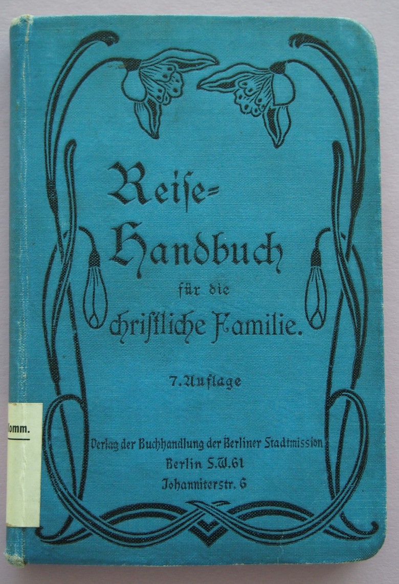 Das „Reisehandbuch für die christliche Familie“ aus der Bibliothek der Kommission Alltagskulturforschung stammt aus der Zeit zwischen 1902 und 1904 und enthält Informationen über christliche Unterkünfte in Deutschland und benachbarten Ländern. (Foto: Cantauw)