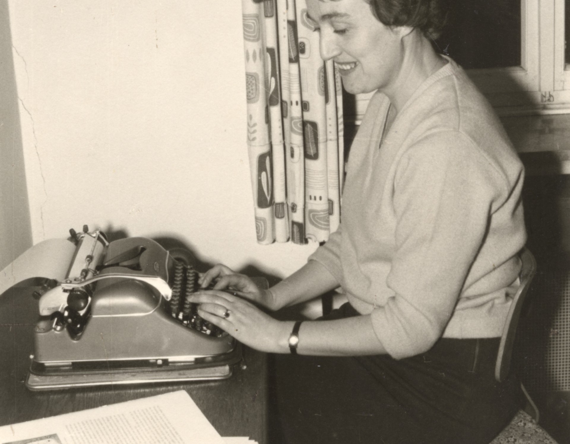 Frau Gerda Schmitz, Mitarbeiterin der Volkskundlichen Kommission an einer Schreibmaschine, 1956. Archiv für Alltagskultur.