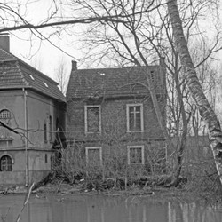 Die Villa und der neue Speicher, 1984. Foto: Andreas Eiynck. (vergrößerte Bildansicht wird geöffnet)