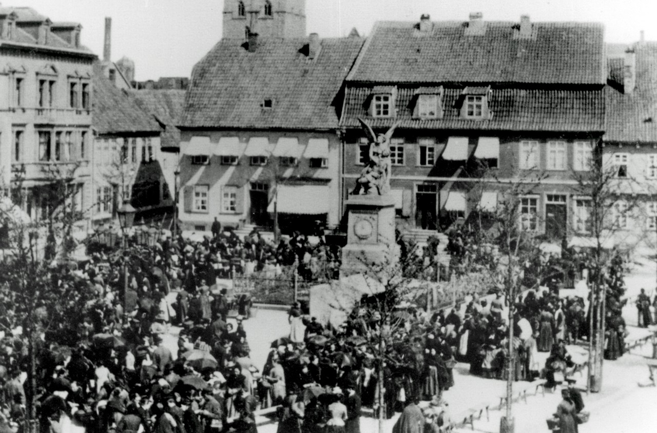 Wochenmarkt auf dem Alten Markt mit Mausefalle links (Foto: Geschichtsverein Herford).