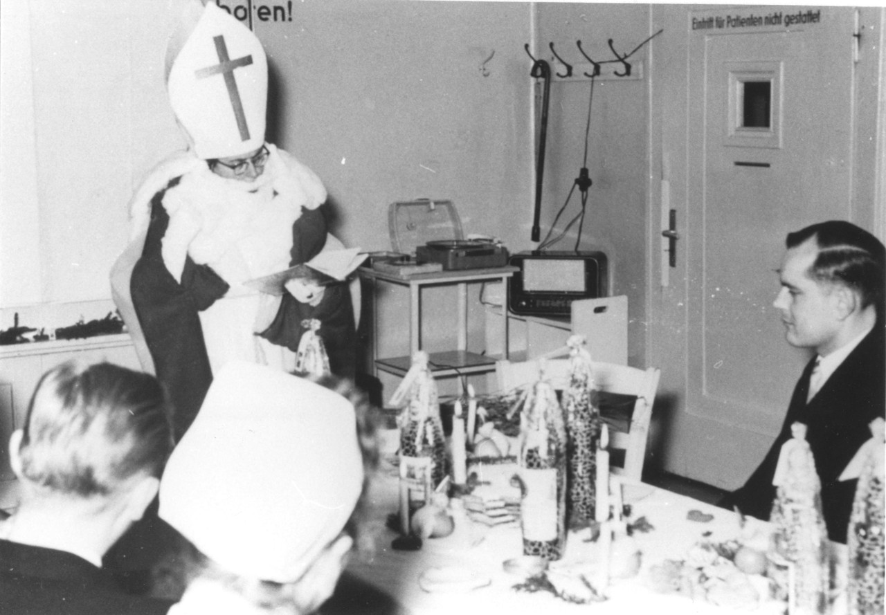 Nikolausfeier in der Uni-Klinik, Münster 1950er Jahre (Fotograf unbekannt,  Archiv für Alltagskultur, Inv.-Nr.: 1997.01867).