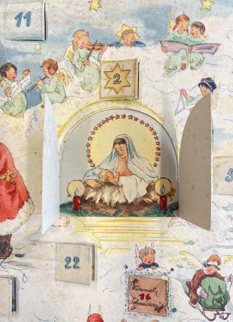 Hinter dem „Himmelstor“, dem 24. Türchen, befindet sich die Darstellung einer das Jesuskind stillenden Maria.