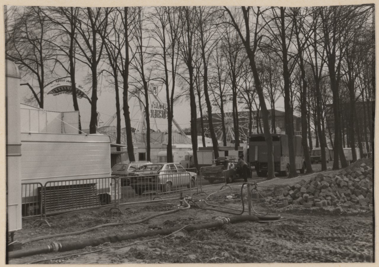 Bildarchiv Alltagskultur Münster, 1987.00553, Frühjahrssend, Münster, Hindenburgplatz, 20.3.–31.3.1982, Fotograf: Dietmar Sauermann.
