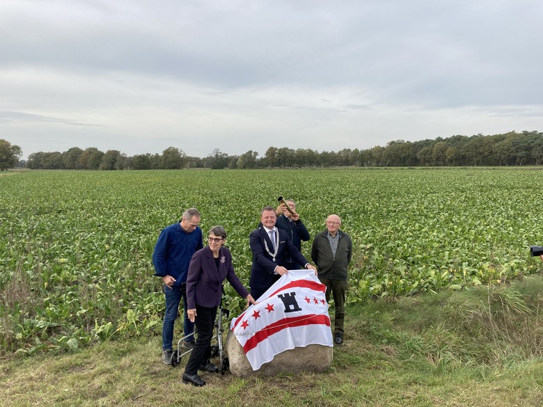 Enthüllung eines neuen Markensteines durch die Kommissarin des Königs für die Provinz Drenthe, Jette Klijnsma, und Coevordens Bürgermeister Renze Bergsma. Foto: Andreas Eiynck.