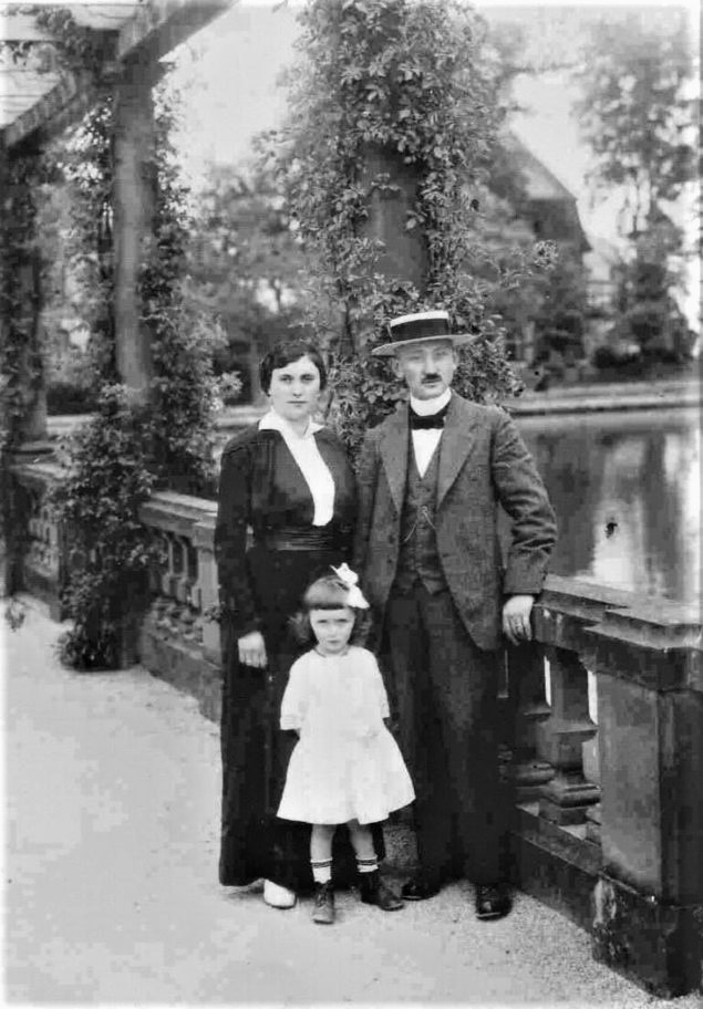 Das Ehepaar Berta und Hermann Levinstein mit Tochter Johanna 1915 in Bad Pyrmont (Foto: Heimatarchiv Reken).