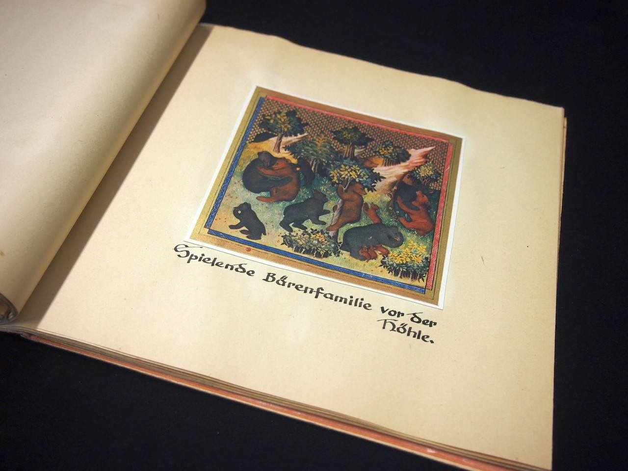 „Spielende Bärenfamilie vor der Höhle“. Bildausschnitt aus dem gebastelten Jagdbuch des Grafen Phoebus (Archiv für Alltagskultur, Personenbestand Peter Tell, K03197.0045).