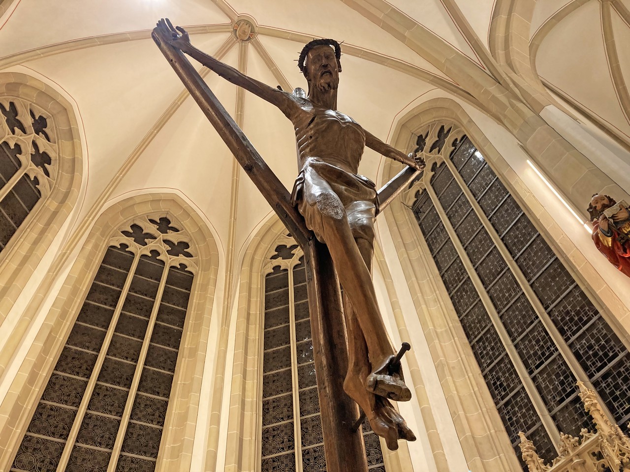 Das 'Coesfelder Kreuz' in der Lambertikirche nach der Kirchenrenovierung 2022.