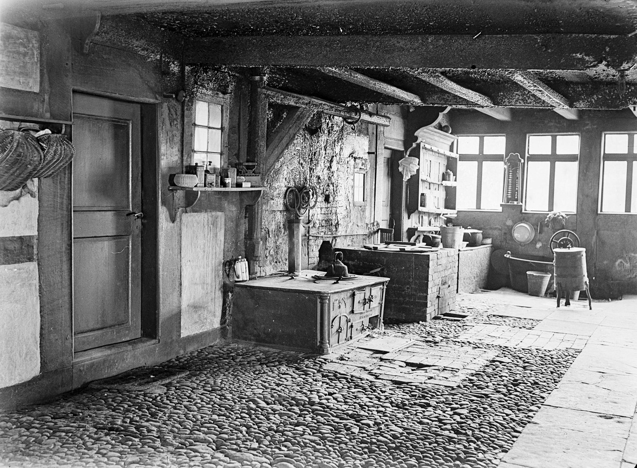Deele des Hofes Rolfing in Preußisch Ströhen mit einer Kochmaschine des 19. Jahrhunderts (Sammlung Budde-Ehlers, LWL-Medienzentrum für Westfalen).