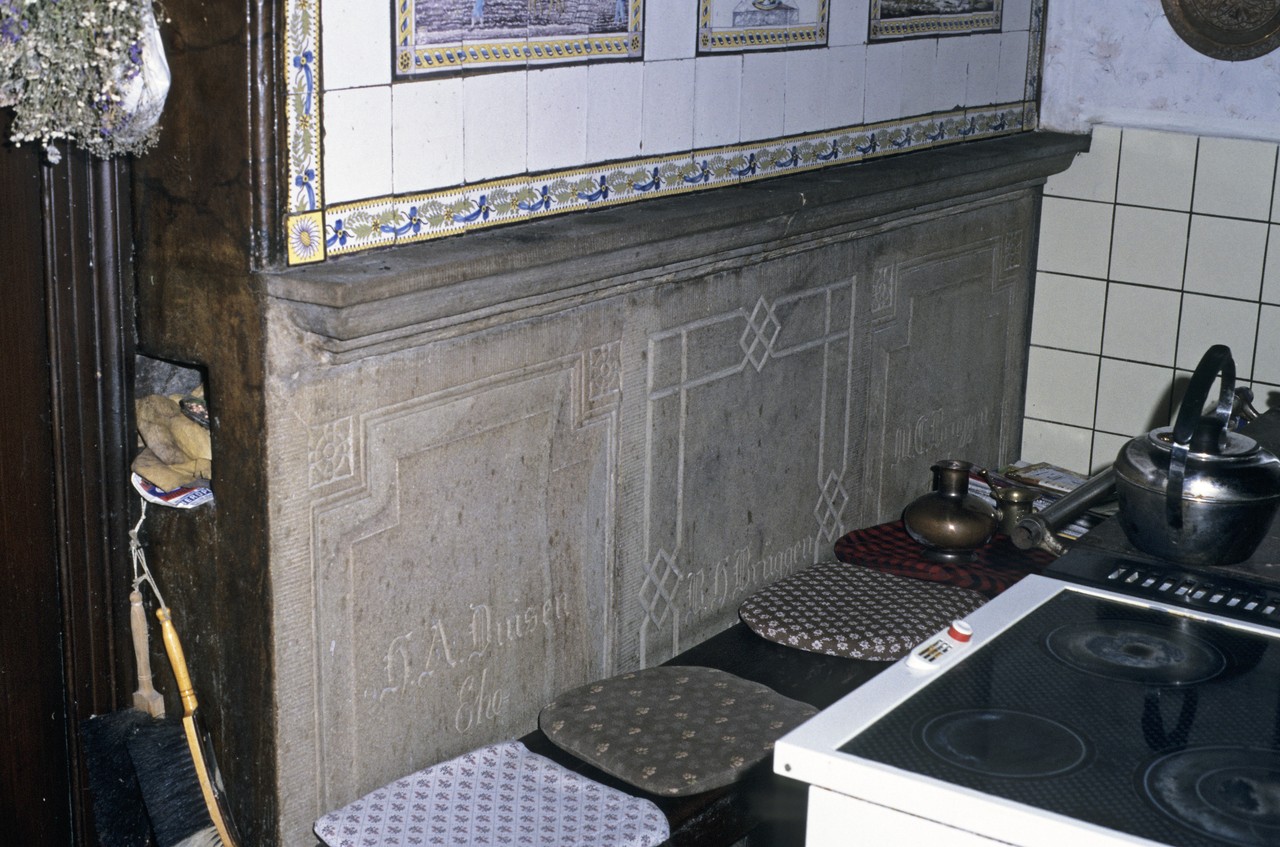 Kissen auf der Herdbank in einem Bauernhaus in Bawinkel (2013).