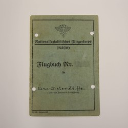 Flugbuchdeckel des Nationalsozialistischen Fliegerkorps, Archiv für Alltagskultur in Westfalen, K02762.0020. (vergrößerte Bildansicht wird geöffnet)