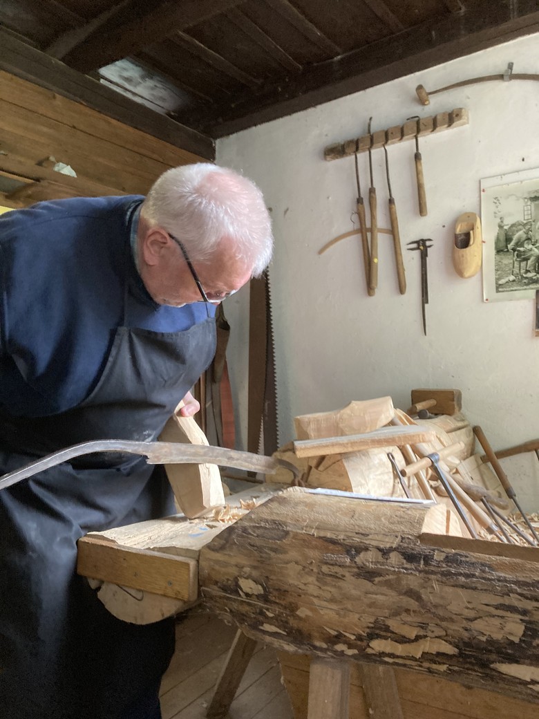 Arbeit mit dem Pfahlmesser (Foto: Eiynck).