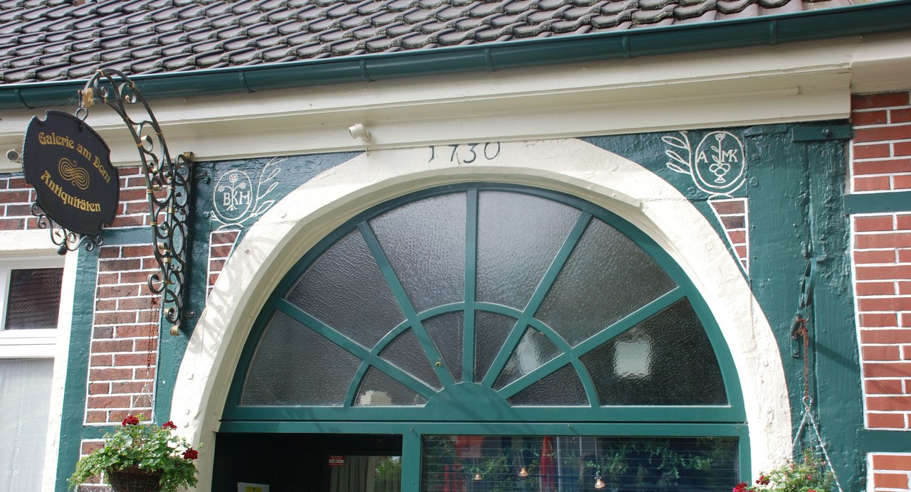 Hausmarken an einem Bürgerhaus von 1730 in Billerbeck. Foto: Andreas Eiynck.