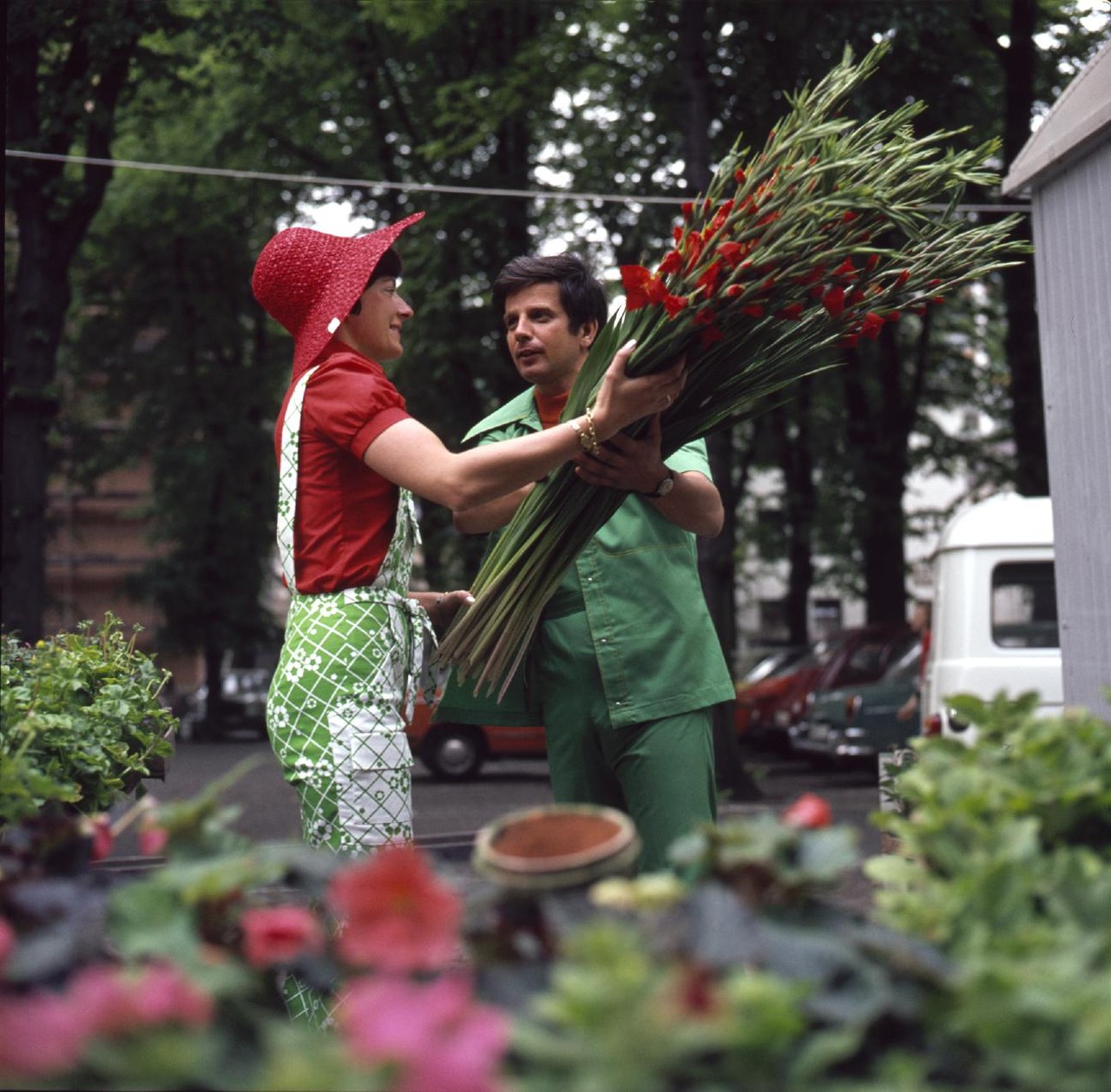 „Bei der modisch schicken Kleidung für Gärtner und Gärtnerin dominiert natürlich die Farbe grün“. (Berufskleidungskollektion von Heinz Oestergaard, 1974, Archiv für Alltagskultur, Inv.-Nr. 0000.A0930)