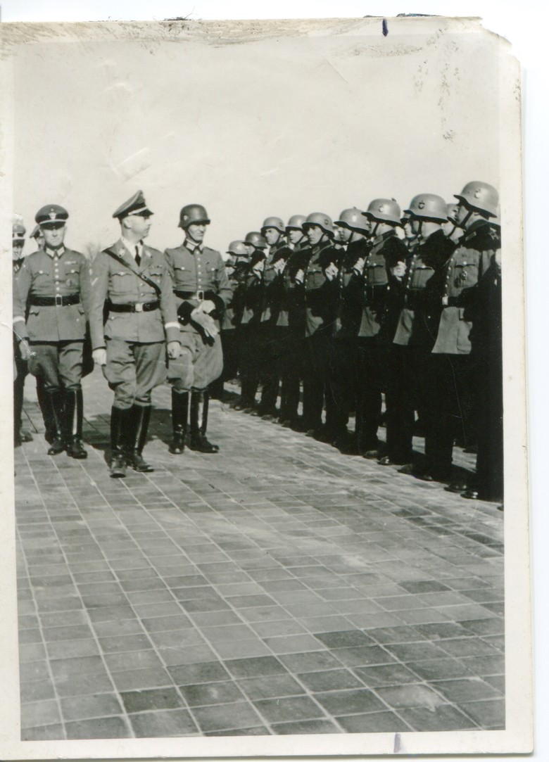 Der Reserve-Polizist des Polizeibataillons 72, Johann Ruf, markierte sich auf einem Foto selbst. Anlass für die Fotografie war eine Inspektionsreise des Reichsführers SS und Chef der Deutschen Polizei Heinrich Himmler im April 1940. (Foto: Geschichtsort Villa ten Hompel, Depositum Ruf)