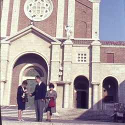 „Nettuno, 5.4.66, Clärchen m. Babilons“. Bildbeschriftung und Foto: Hedwig Kruse, Archiv für Alltagskultur, Bestand Kruse. (vergrößerte Bildansicht wird geöffnet)