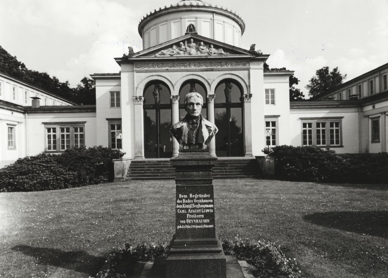 Das im klassizistischen Stil errichtete Badehaus von 1847, Bad Oeynhausen, um 1960. (Archiv für Alltagskultur)
