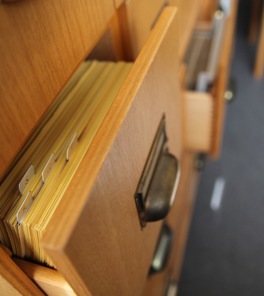 Ein Zettelkasten mit einer geöffneten Schublade. Foto: Cantauw, Archiv für Alltagkultur.