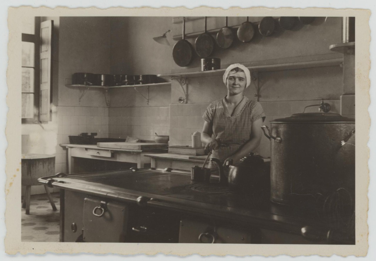 Emmi Ludtmann in der Küche von Schloss Varlar (Archiv für Alltagskultur, Personenbestand Ludtmann, K03202.0014)