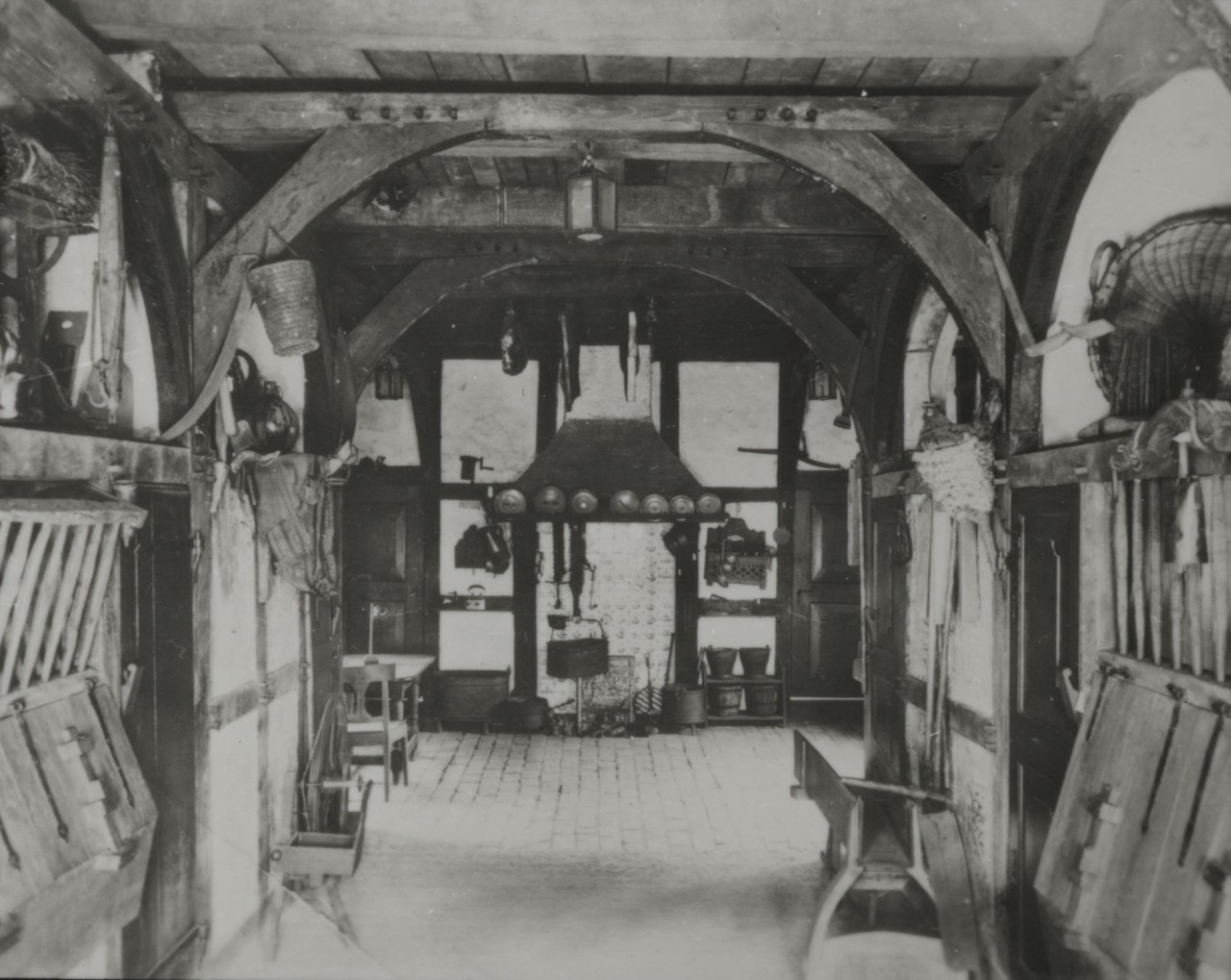 An der hölzernen Ständerreihe der Diele hingen Körbe, in denen die Hühner ihre Eier ablegen sollten, wie rechts im Bild zu sehen ist, 1920 bis 1940, Archiv für Alltagskultur in Westfalen, 0000.S0662.