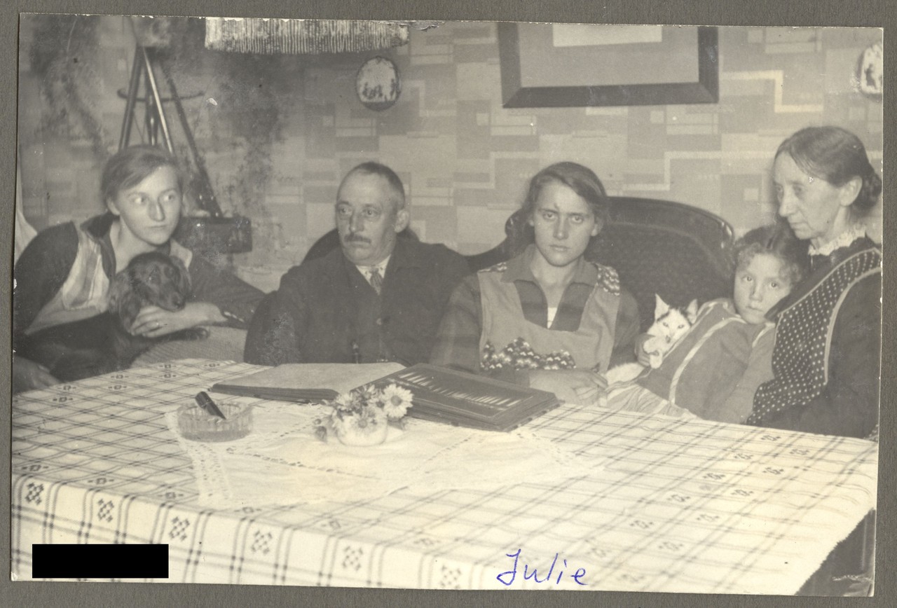 Familie mit Fotoalbum, 1930er, Sammlung BF Nr. 7c.