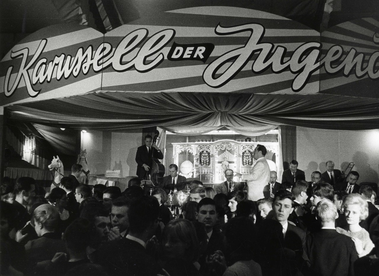 Tanzende Jugendliche beim Karussell der Jugend 1965, Kreisarchiv Soest F 1, Nr. 101582 (Fotograf: Manfred Bauer).