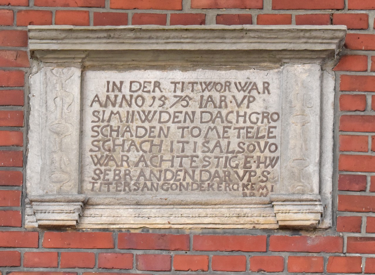 Die „Brandtafel“ mit der niederdeutschen Inschrift zum Brand in Metelen 1575 (Foto: Andreas Eiynck).