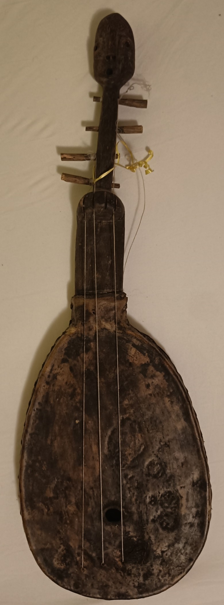 Die Bauart und Funktionsweise dieses Saiteninstruments aus Ruanda erinnert an eine Gitarre oder Laute (Foto: Dominik Wellmann).