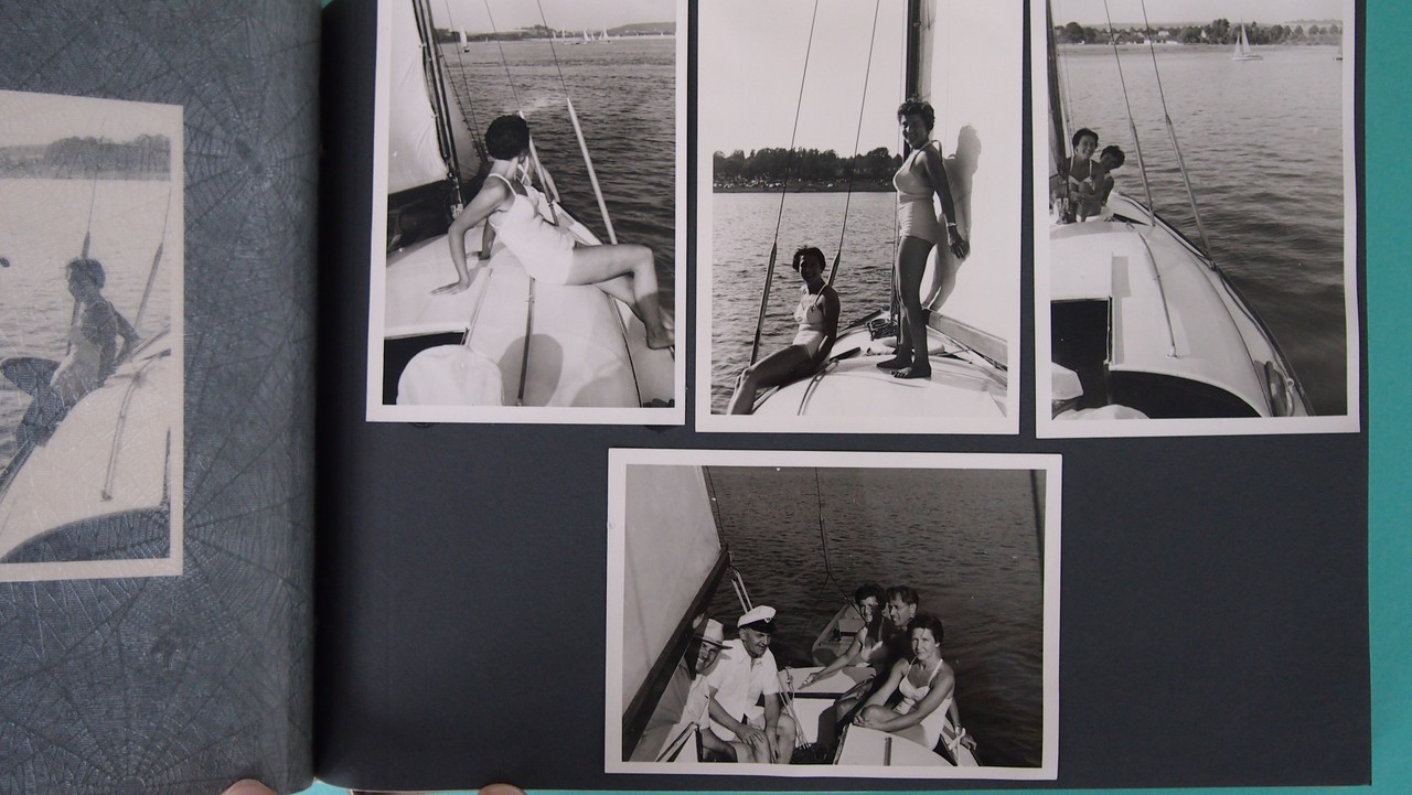 Die Alben der Schwestern W. spiegeln weniger die Liebe zum PKW für die Fahrt zum Urlaubsort als vielmehr eine ungewöhnliche Bandbreite an Reiseverkehrsmitteln. (Foto: Cantauw)