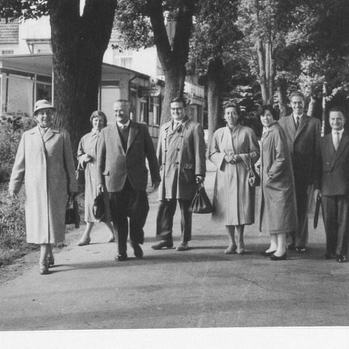 Betriebsausflug der Kommission, zu sehen sind mehrere Vorstandsmitglieder. Fotograf/in unbekannt, ca. 1960-65, Archiv für Alltagskultur.