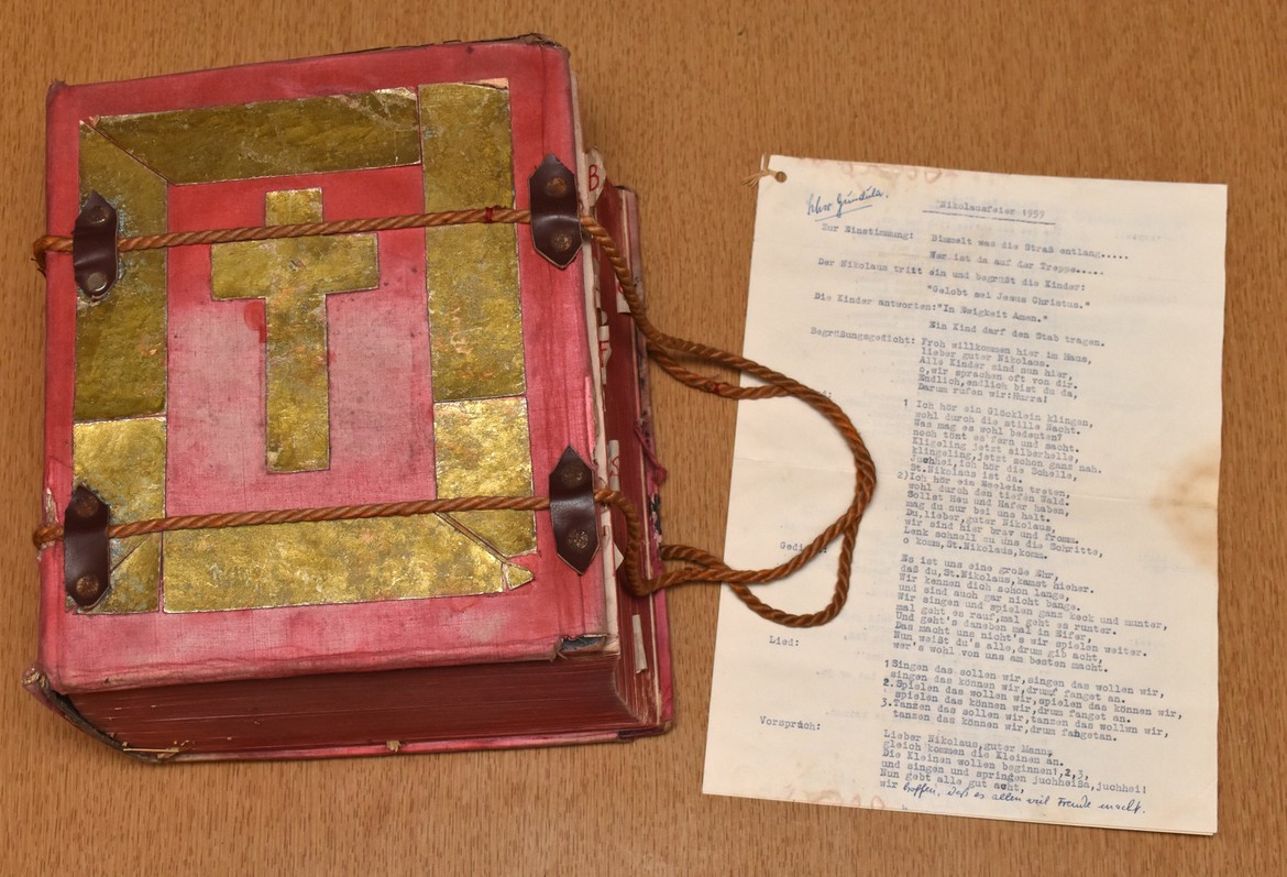 Das Buch vom Nikolaus, daneben der Plan für eine Nikolausfeier im Jahr 1959. Foto: Andreas Eiynck.