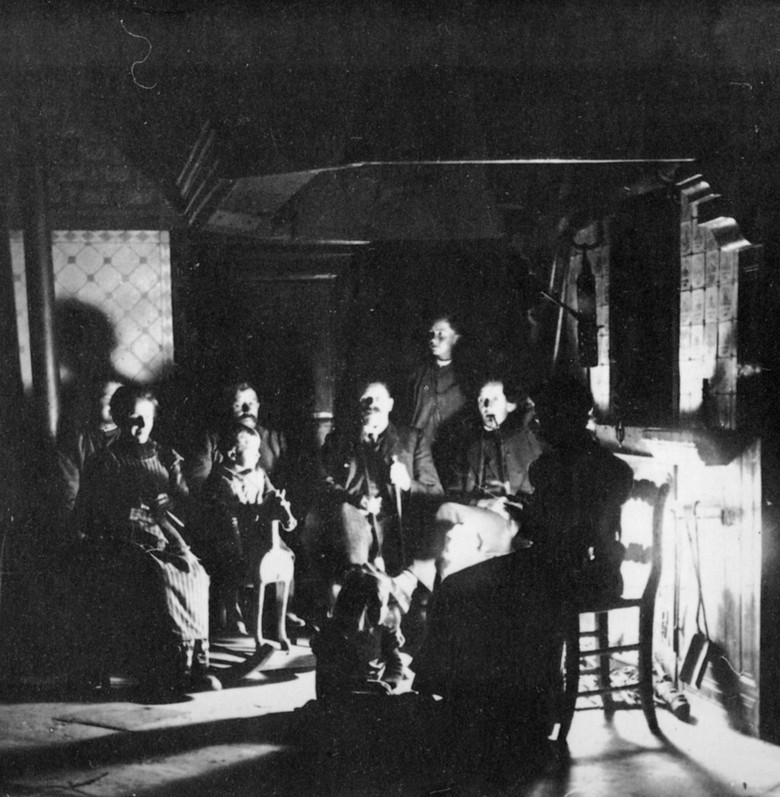 Herdfeuer auf einem Bauernhof in Coesfeld, Foto um 1930. Archiv für Alltagskultur in Westfalen, 0000.09751.