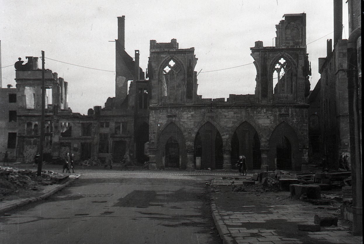 Blick auf das zerstörte Rathaus, die Straßen sind schon von den Trümmern geräumt, Foto Herwig Happe, Archiv für Alltagskultur in Westfalen, 2015.00419.