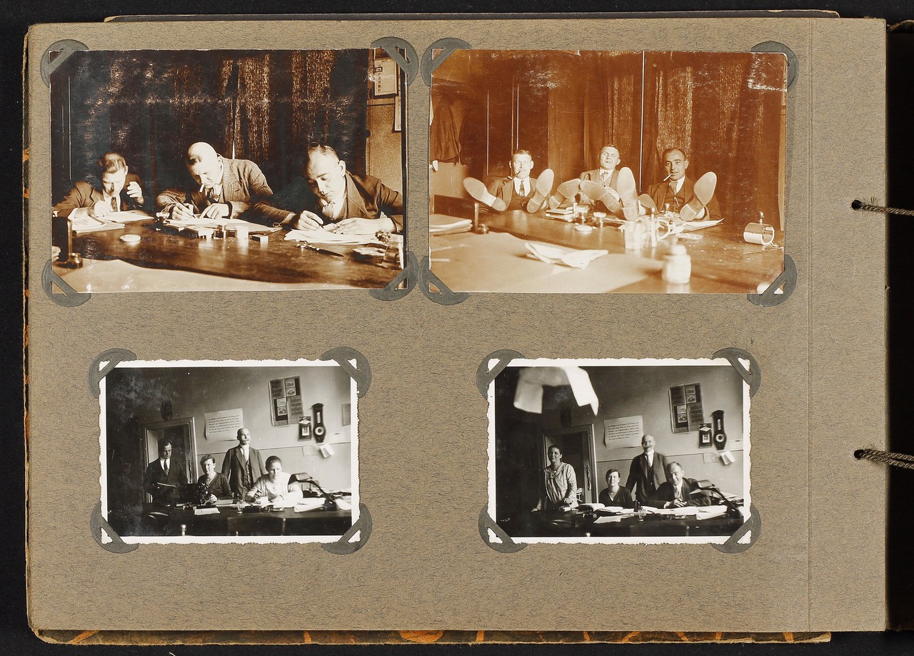 Diese und die nächste Seite versammelt Fotografien aus dem Büroalltag. (Fotoalbum aus dem Personenbestand Schirra, Archiv für Alltagskultur, Sign. K03129.0011).