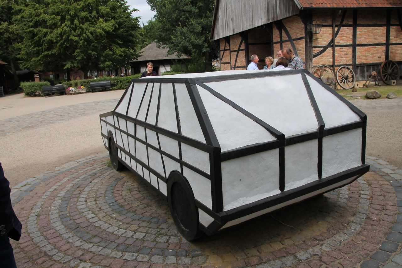 Der Volksfachwerkwagen – eine Arbeit von Yoana Tuzharova – steht gleich am Eingang des Museums und bereitet die Museumsbesucherinnen und –besucher darauf vor, dass sich hier einiges verändert hat. (Foto: Christiane Cantauw)