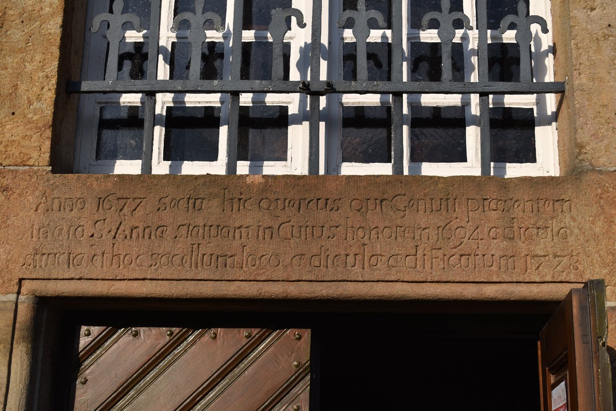 Inschrift über dem Portal der Kapelle.