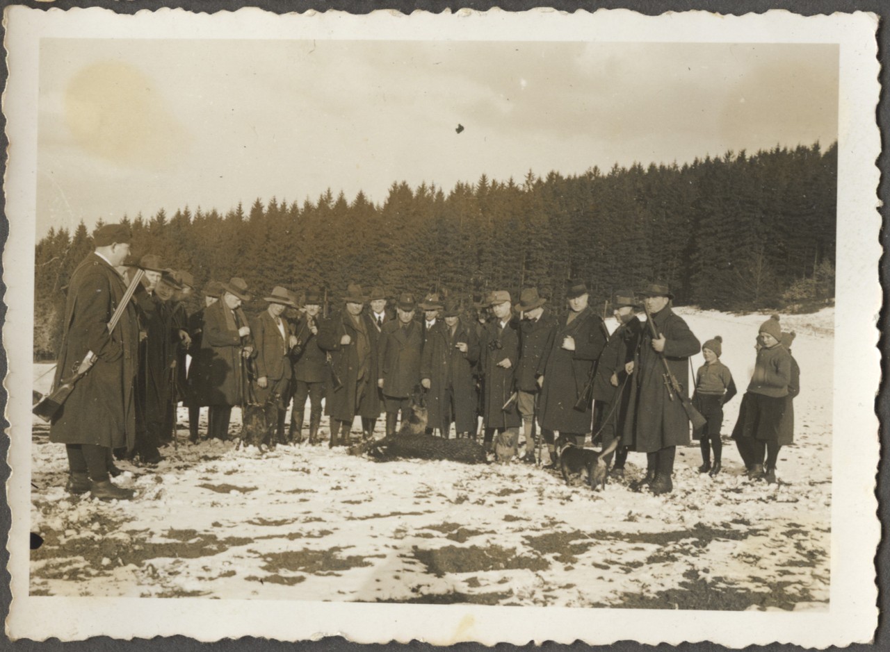 In den von der Kommission Alltagskulturforschung gesammelten bäuerlichen Familienfotoalben finden sich auch Fotografien von der Jagd. Hier eine Sauerländer Jagdgesellschaft mit erlegtem Wildschwein. 1930er Jahre. Archiv für Alltagskultur in Westfalen, Sammlung BF Nr. 18b S10.