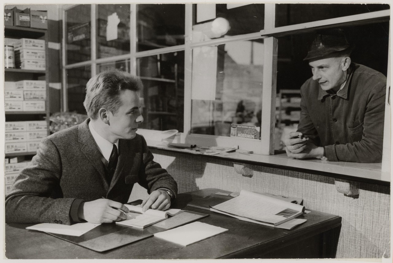 Kaufmännischer Lehrling, Fotograf: Wolfgang Schiffer, Archiv für Alltagskultur in Westfalen, 2004.05899.