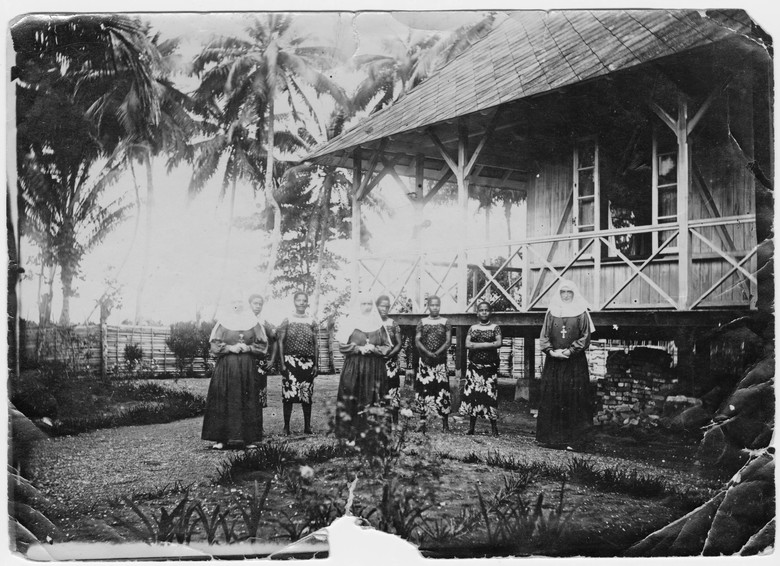 Schwester Christiana geb. Henrika Wallmeyer vor der Missionsstation in Neuguinea (Abbildung: Familie Otto Wallmeyer, Schapen).