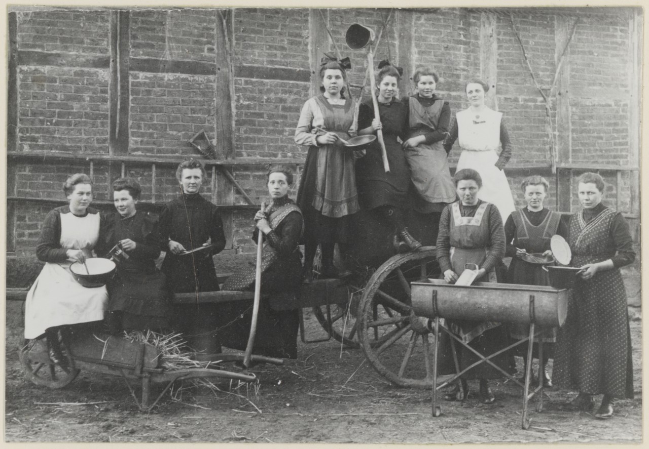 Kreiswanderhaushaltungsschule im Landkreis Münster, Teilnehmerinnen eines Kurses in Gelmer, 1919, obere Riehe ganz rechts: Leiterin Agnes Lindemann (Archiv für Alltagskultur, Sign.: 0000.31056).