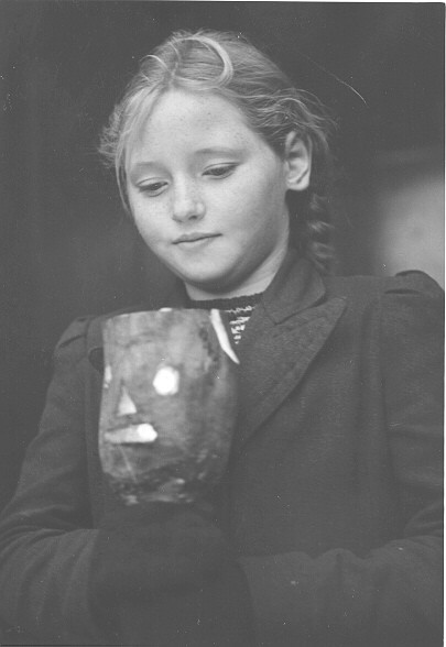 Mädchen mit Runkellaterne, Vreden-Lünten, 1952 (Archiv für Alltagskultur, Sign. 0000.01991, Foto: Klose)